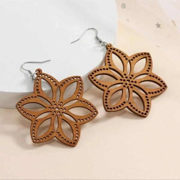 Boho wood flower dangle earrings brown OS - Picture 3 of 4